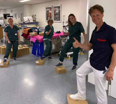 Krankenhausmitarbeiter mit ihren Schuhen von Quant-U