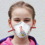 Maja mit Maske der FIT AG