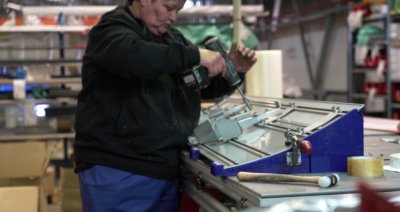 Mitarbeiterin an Werkzeug