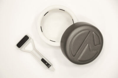 Greifzange und Deckel