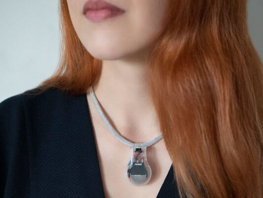 Frau mit PULSE um den Hals hängend