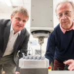 Bähre und Mitarbeiter vor Objekten