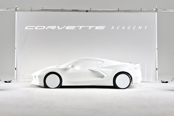 Chevrolet Corvette Academy Wand und weißer Prototyp davor