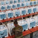 Bild mit vielen Ultimaker S5 3D-Druckern und Soldaten