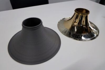 3D-gedrucktes Posaunenteil neben Original