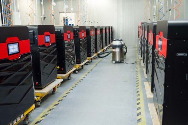 Viele 3D-Drucker von Sinterit in einer Reihe