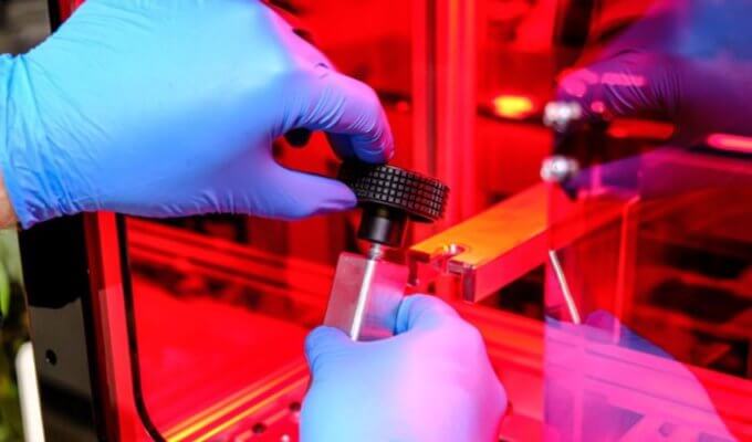 Mann hält Objekt in den Händen