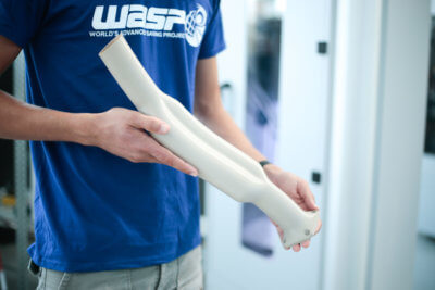 Mann mit 3D-gedrucktem Objekt aus PEEK