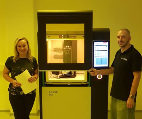 CeraFab S65 und Mitarbeiter von Lithoz