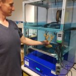 Mann mit Objekt aus dem 3D-Drucker