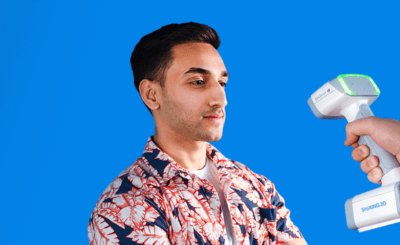 Mann wird mit EinScan H 3D-Scanner gescannt