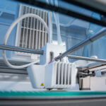 3D-Drucker und TÜV SÜD Schild