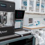 Biopixlar Bioprinting-Plattform und Mitarbeiterin davor