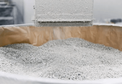 Granulat, das im Recyclingprozess entsteht