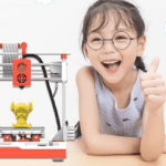 Mädchen mit 3D-Drucker und gedrucktem Objekt