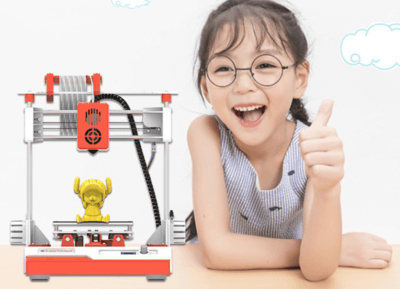 Mädchen mit 3D-Drucker und gedrucktem Objekt