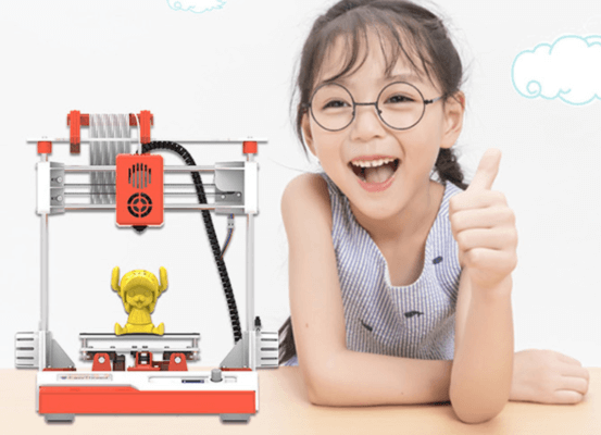 Mädchen mit 3D-Drucker und gedrucktem Objekt