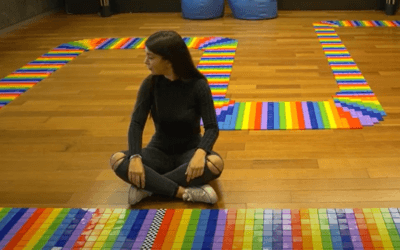 Mitarbeiterin umgeben von in 3D gedruckter Rennstrecke