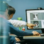 Mitarbeiter vor Bildschirm