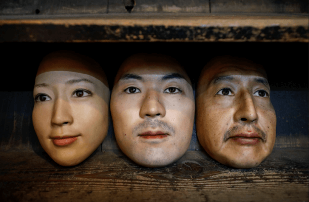 3D-gedruckte Masken in Okawaras Laden