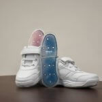 Schuhsohlen mit 3D-Film mit (blau) und ohne Flüssigkeit (blau)