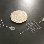 100 Mikrometer breites 3D-gedrucktes Mikrokanalgerüst neben 20P Münze