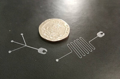 100 Mikrometer breites 3D-gedrucktes Mikrokanalgerüst neben 20P Münze