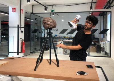 3D-Scan-Objekt auf Stativ und Mann mit Scanner ACADEMIA 20