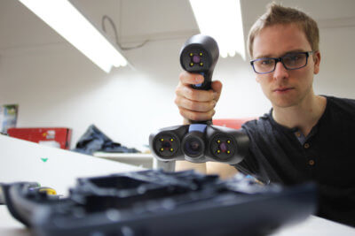 Mann beim 3D-Scan mit ACADEMIA 20