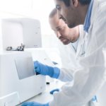 Mitarbeiter von CELLINK an einem Bioprinter