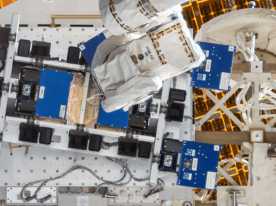 Roboterarm der ISS bei der Arbeit