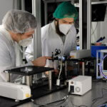 Mitarbeiter DESY und DMG bei der Arbeit