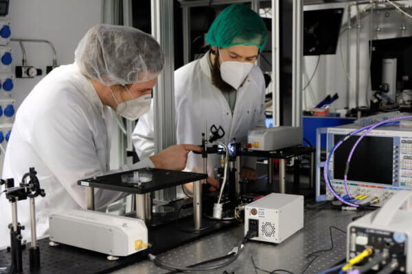 Mitarbeiter DESY und DMG bei der Arbeit