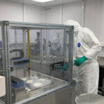 3D-Drucker und Labormitarbeiter