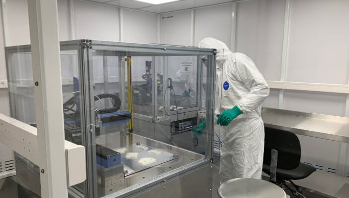 3D-Drucker und Labormitarbeiter