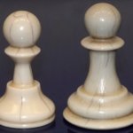 zwei Schachfiguren aus Digory