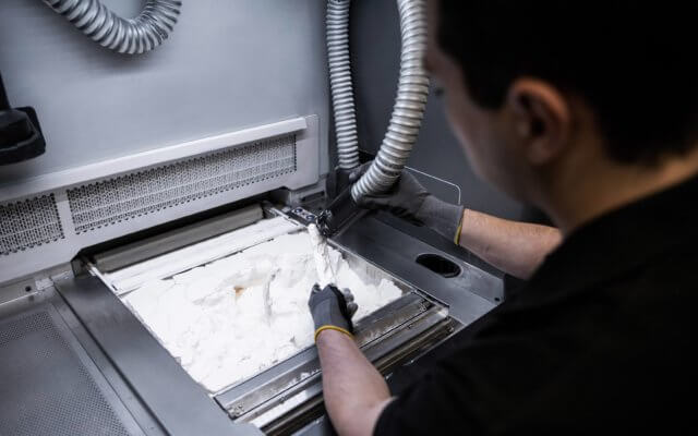 Verarbeitungsstation im 3D-Druck-Container von Daimler