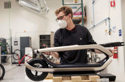 Mann arbeitet an E-Scooter