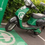 E-Roller vor E-Ladestelle