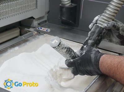 3D-Druck-Objekt wird von Material befreit