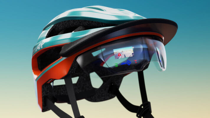 Helm mit komplexem Design und AR-Elementen