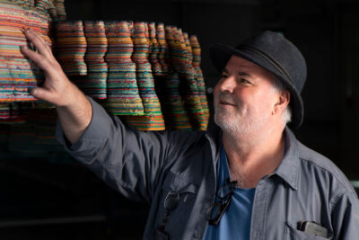 Künstler mit Kunstwerk von der Seite