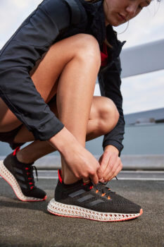 Läufer schnürt Laufschuh