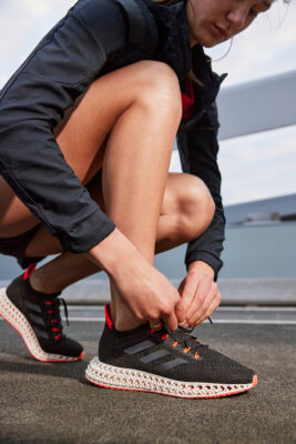 Läufer schnürt Laufschuh
