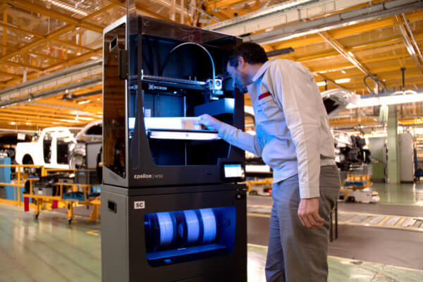 Mann vor Epsilon W50 3D-Drucker (darunter Smart Cabinet)