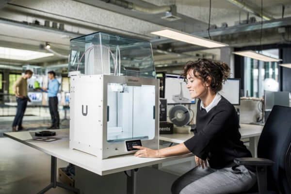 Frau vor 3D-Drucker