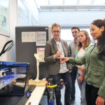 Menschen vor 3D-Drucker