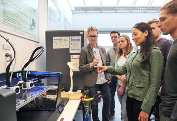 Menschen vor 3D-Drucker