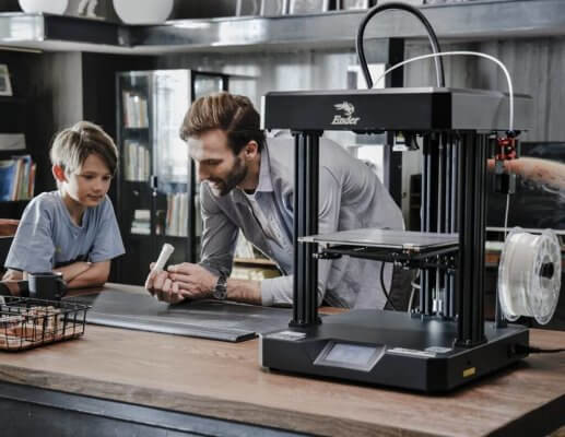 Vater und Sohn neben 3D-Drucker
