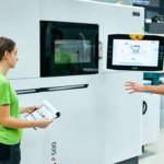 zwei Mitarbeiter vor EOS P500